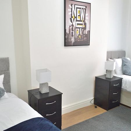 Beautiful Two-Bed Apartment With Driveway Parking ノッティンガム エクステリア 写真