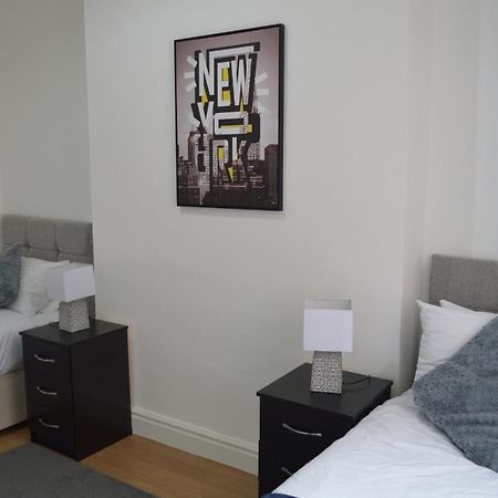 Beautiful Two-Bed Apartment With Driveway Parking ノッティンガム エクステリア 写真