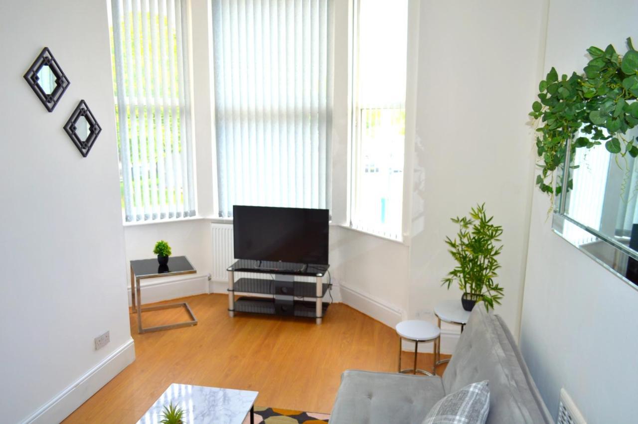 Beautiful Two-Bed Apartment With Driveway Parking ノッティンガム エクステリア 写真