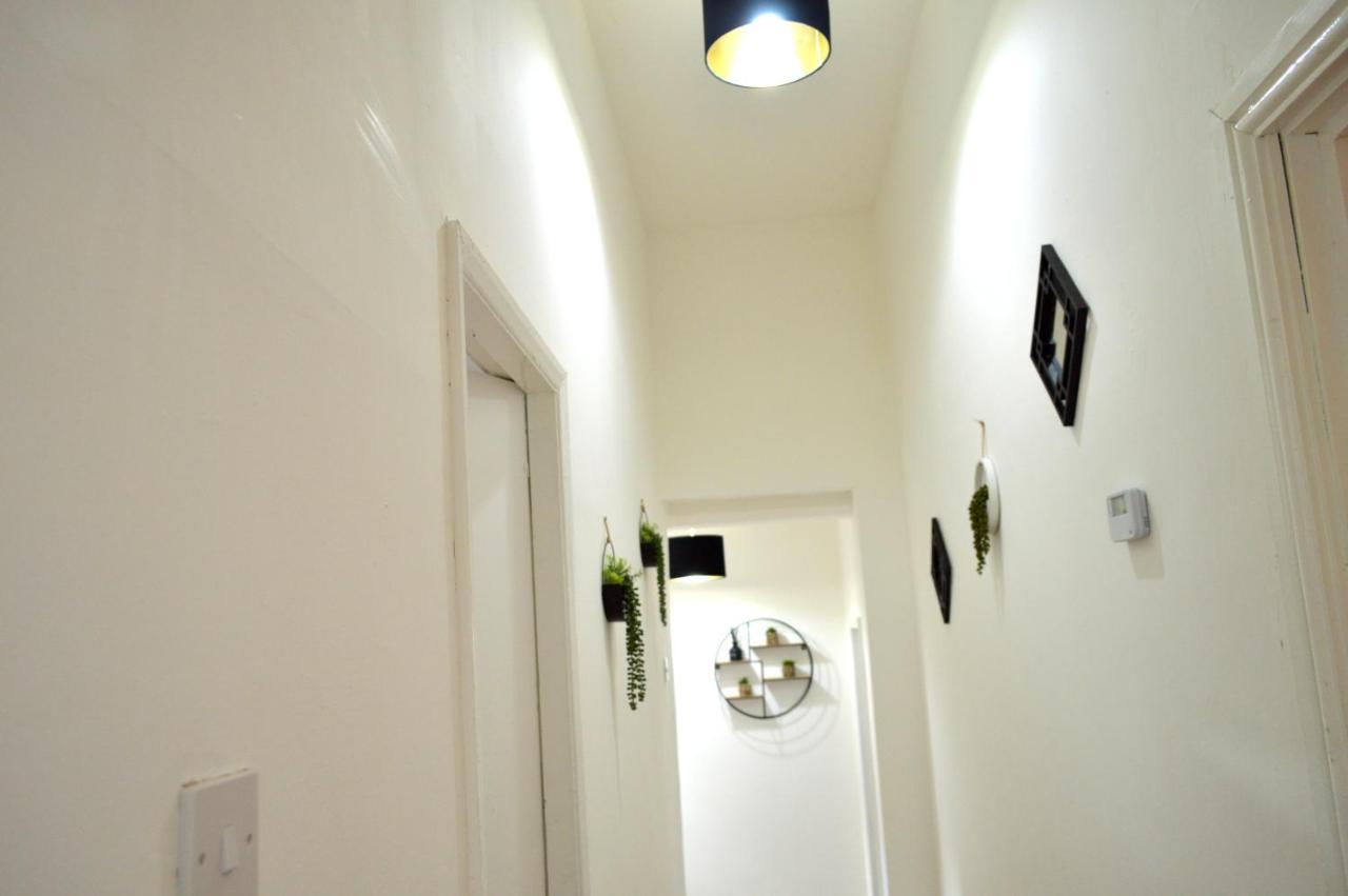 Beautiful Two-Bed Apartment With Driveway Parking ノッティンガム エクステリア 写真