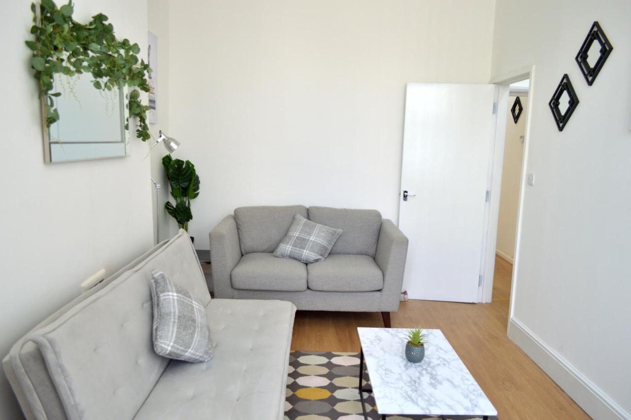 Beautiful Two-Bed Apartment With Driveway Parking ノッティンガム エクステリア 写真