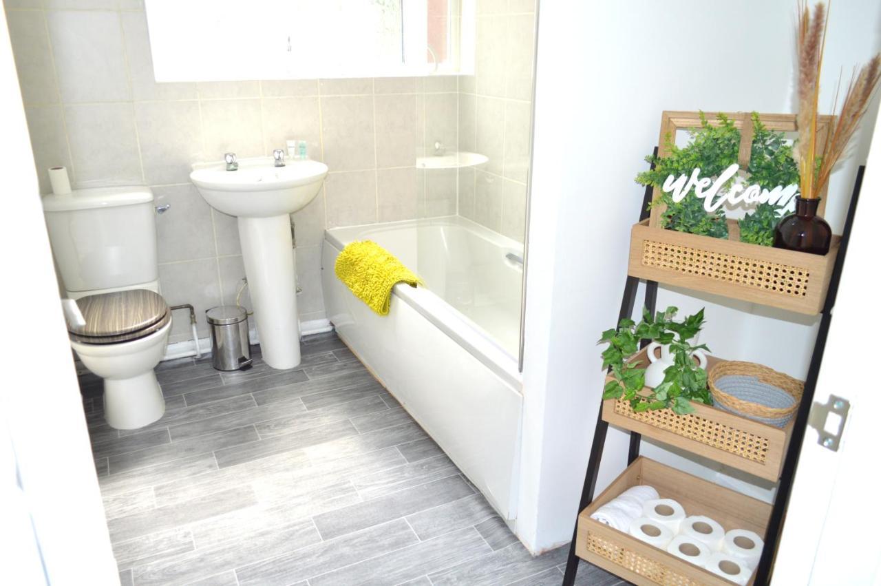 Beautiful Two-Bed Apartment With Driveway Parking ノッティンガム エクステリア 写真
