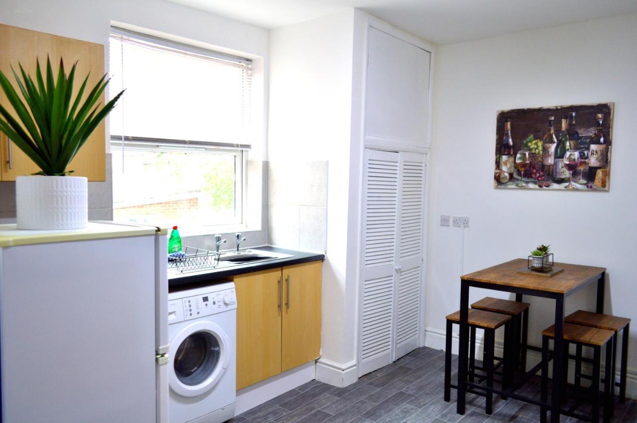 Beautiful Two-Bed Apartment With Driveway Parking ノッティンガム エクステリア 写真