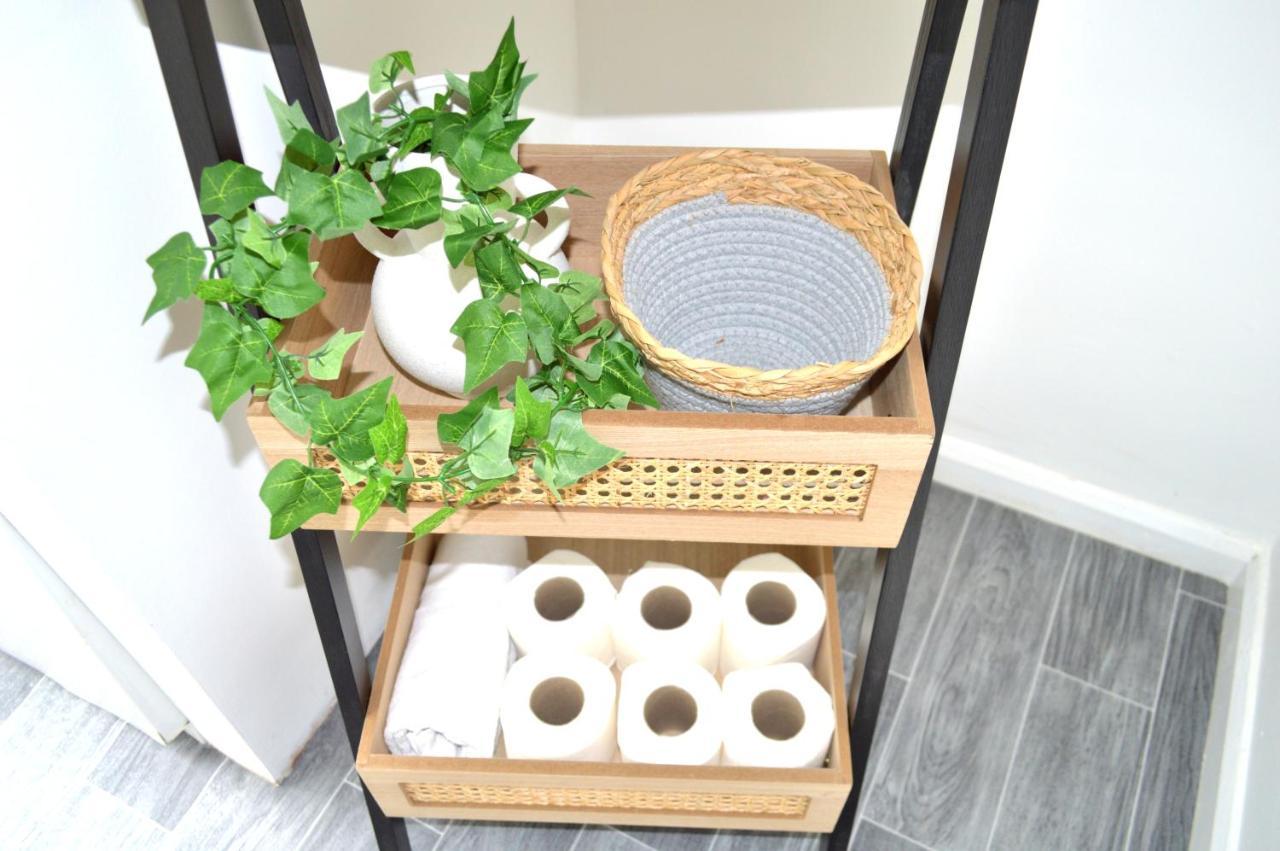 Beautiful Two-Bed Apartment With Driveway Parking ノッティンガム エクステリア 写真